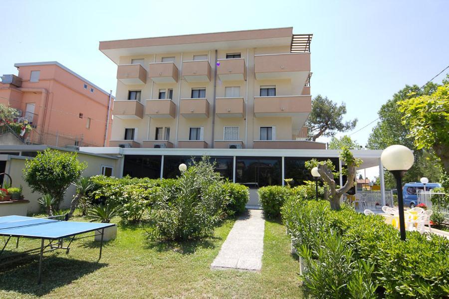 Hotel Pigalle Riccione Luaran gambar