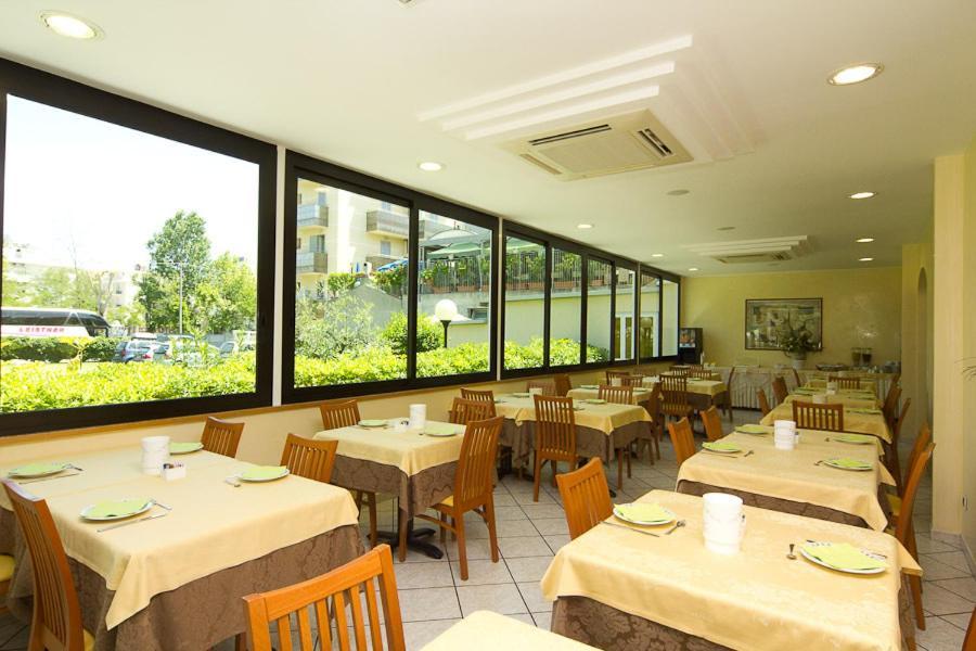 Hotel Pigalle Riccione Luaran gambar