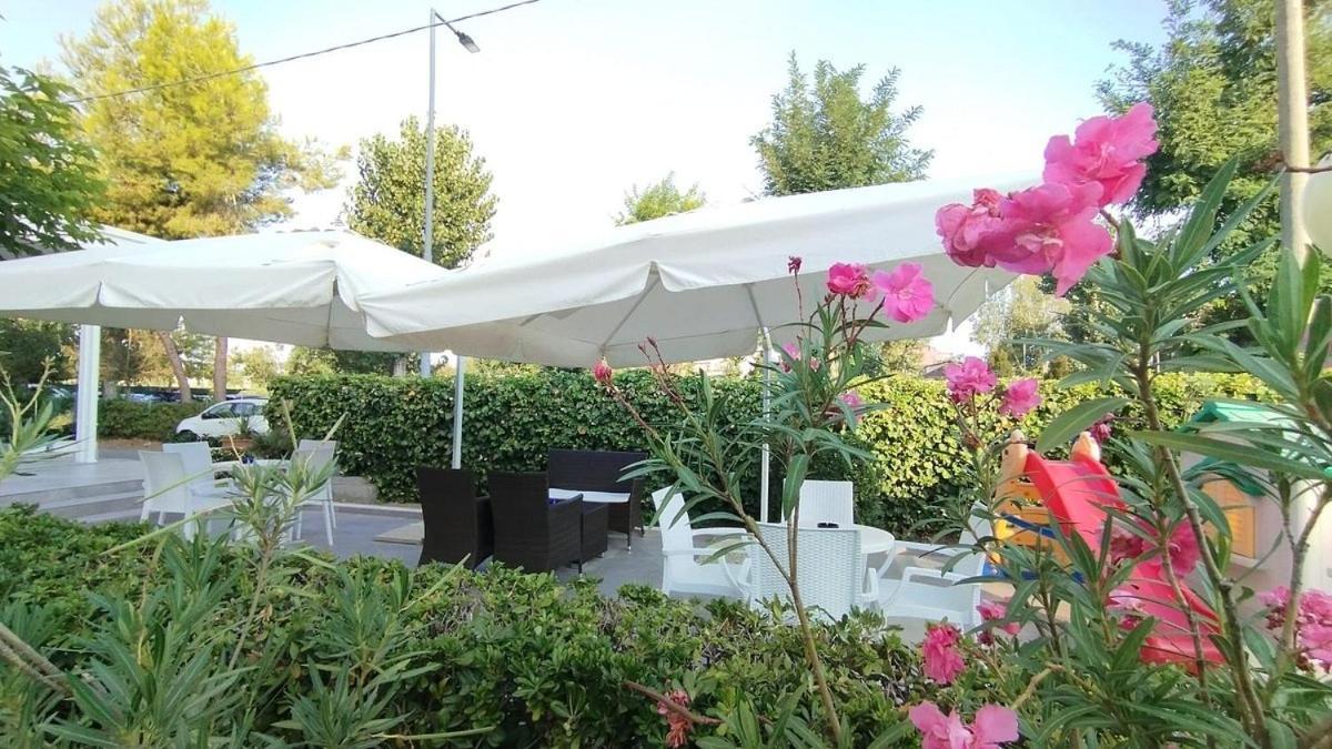 Hotel Pigalle Riccione Luaran gambar