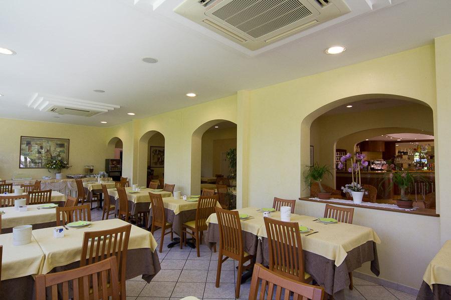 Hotel Pigalle Riccione Luaran gambar